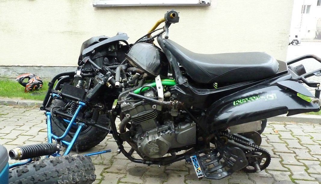 Quad uderzył w drzewo. Podróżowało nim dwóch 17-latków