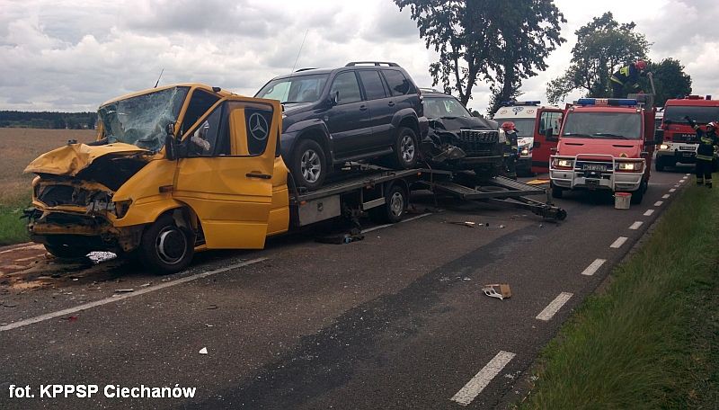 Karambol pod Ciechanowem. Dwie osoby trafiły do szpitala (zdjęcia)