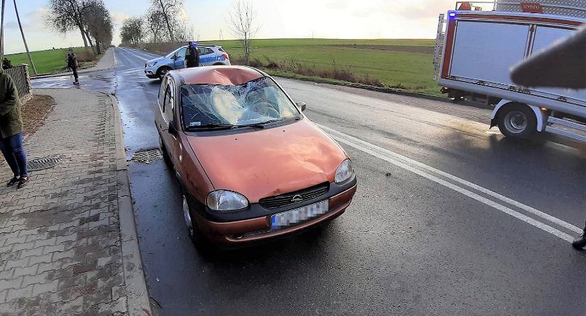 Tragiczny wypadek rowerzystki. Wjechała wprost pod koła Opla [zdjęcia]
