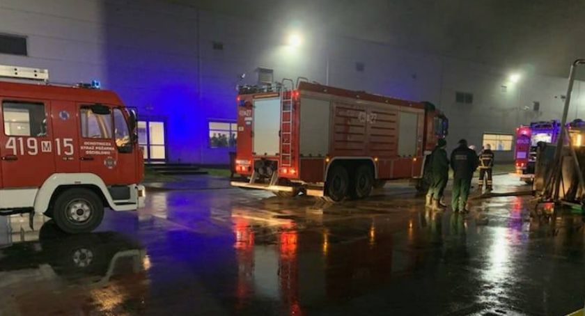 Pożar na terenie zakładu pod Ciechanowem. Ewakuowano około 150 pracowników