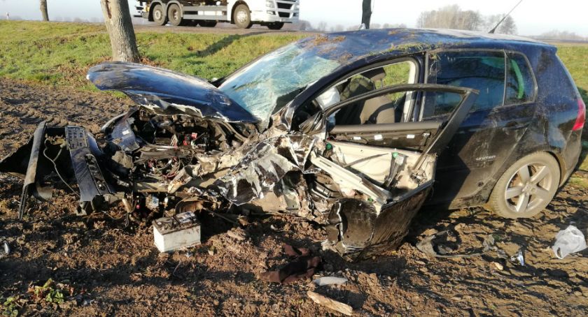 Dachował Volkswagen. Młody kierowca zasnął za kierownicą?