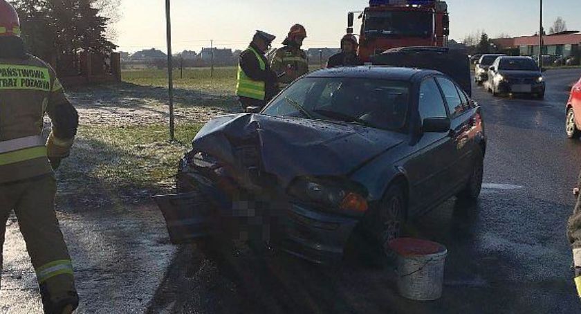 BMW uderzyło w latarnię na ul. Batalionów Chłopskich 