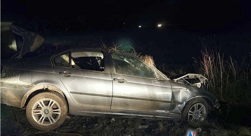 BMW uderzyło w słup i dachowało pod Glinojeckiem [zdjęcia]