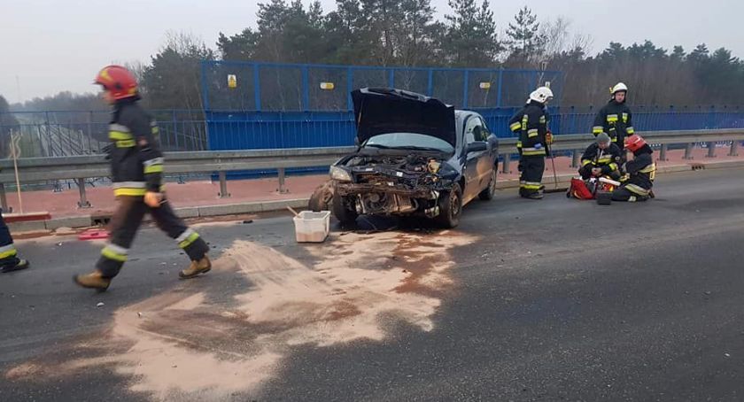 Opel uderzył w barierki na wiadukcie w gminie Sońsk [zdjęcia]