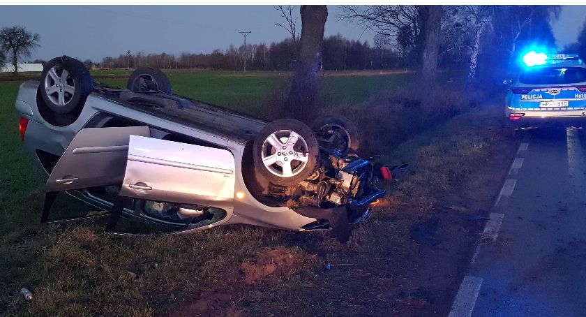 Dachowanie Peugeota. Autem podróżowała kobieta z trójką dzieci