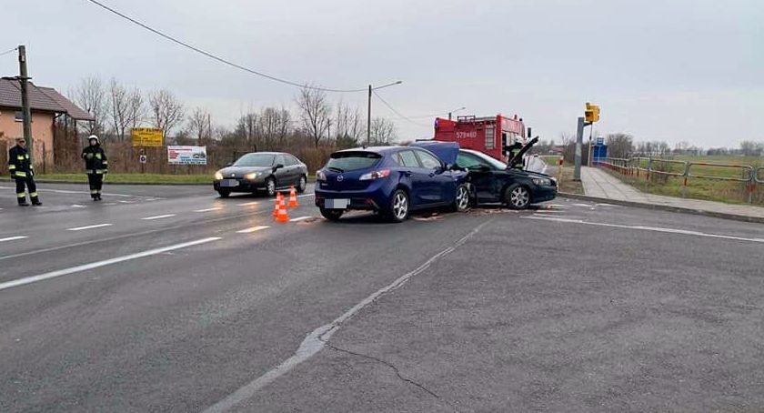 Zderzenie osobówek na skrzyżowaniu