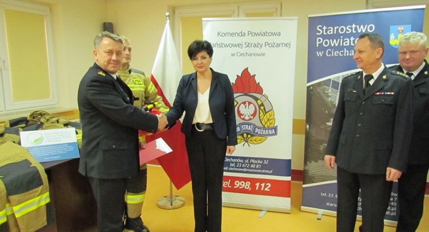 Specjalistyczne ubrania trafiły do ciechanowskich strażaków [zdjęcia]