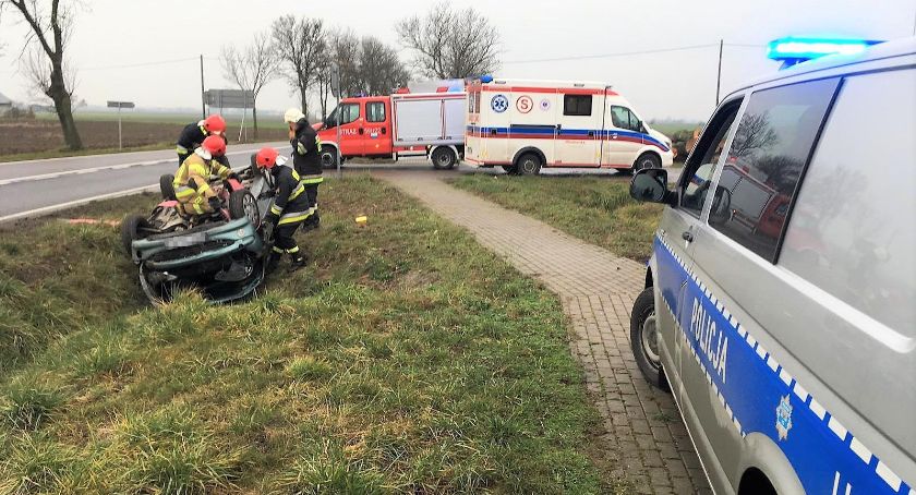 Dachowanie osobówki niedaleko Ciechanowa. Kierująca chciała uniknąć zderzenia z Tirem [zdjęcia]