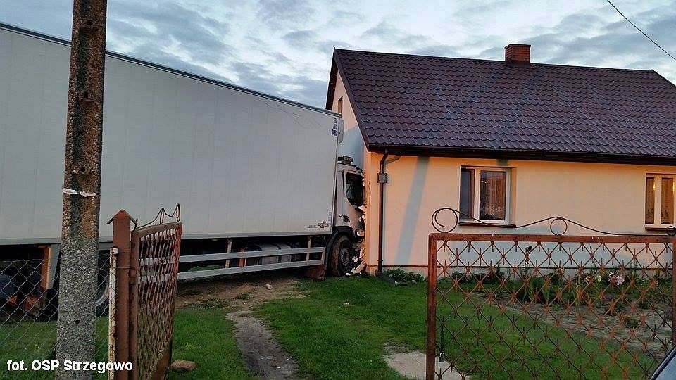 Tir wjechał w dom. W środku były dwie osoby (zdjęcia)