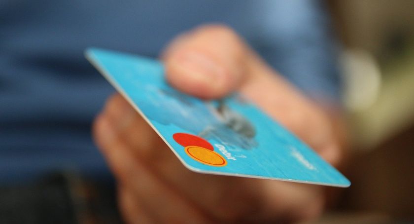 Nastolatek przywłaszczył kartę bankomatową i wypłacał pieniądze