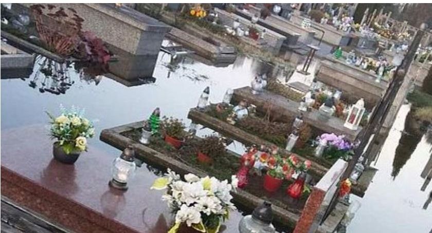 Taki widok na ciechanowskim cmentarzu już się nie powtórzy?