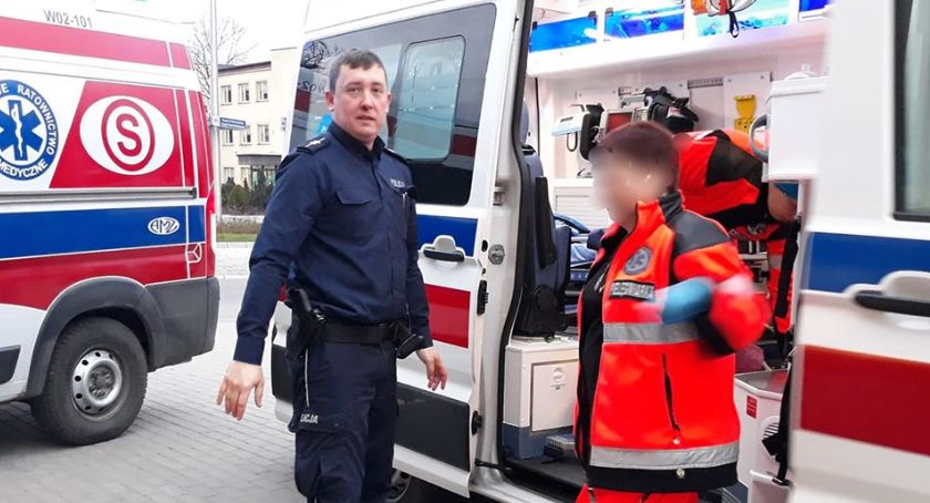 Dzielnicowy uratował życie mężczyźnie. Reanimował go przed komendą