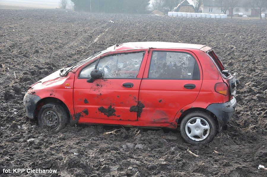 Matiz dachował pod Ciechanowem. Autem podróżowała matka z trójką dzieci