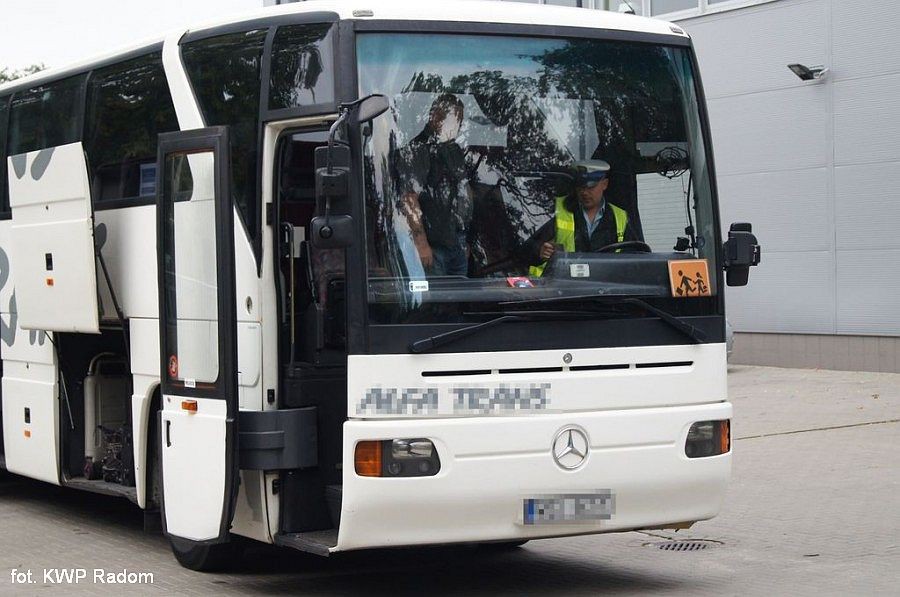 Przewoził dzieci przeładowanym autobusem