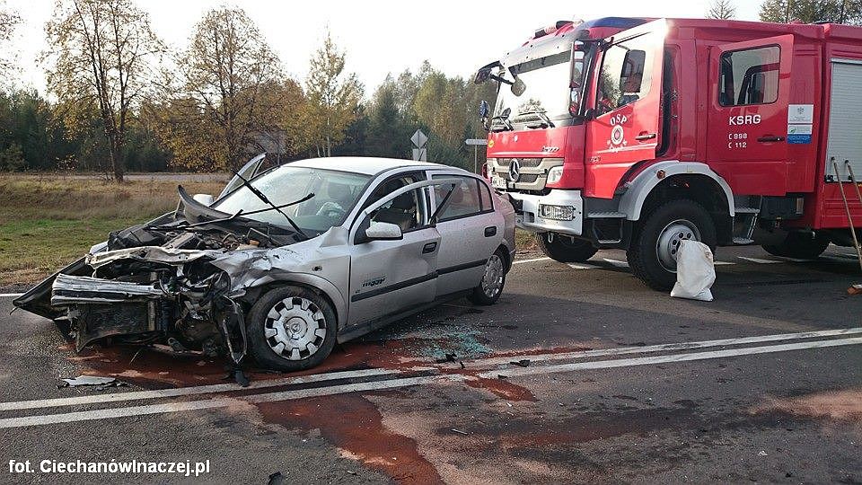 26-latek uderzył BMW w Opla. Jedna osoba została ranna (zdjęcia)