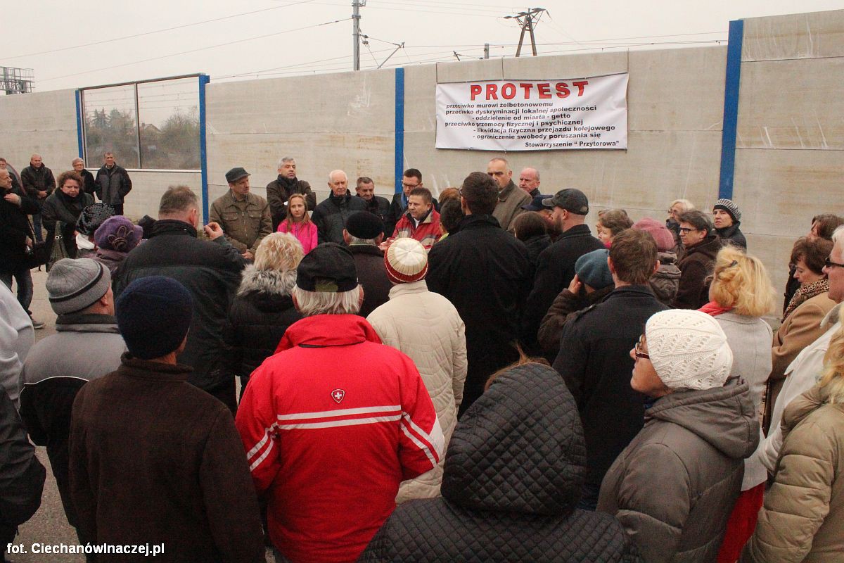 Mieszkańcy Przytorowej protestowali przeciwko betonowym ekranom (zdjęcia)