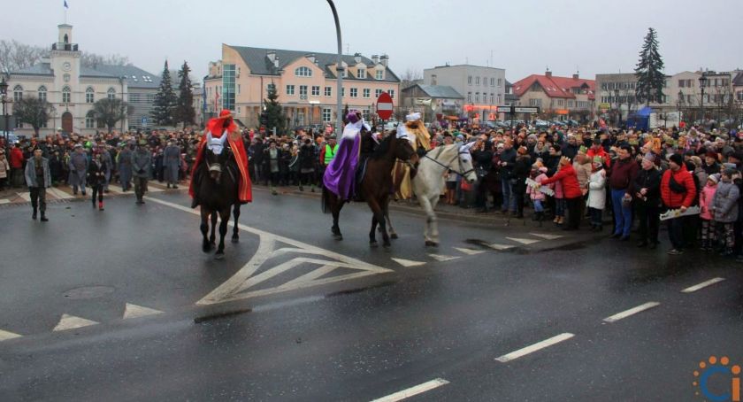 Orszak Trzech Króli w Ciechanowie. Tłumy przeszły ulicami miasta [wideo/zdjęcia]