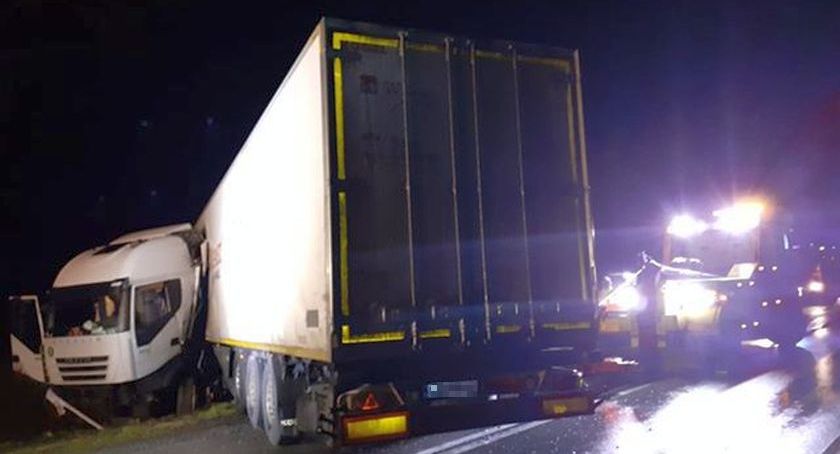 Ciężarówka w rowie pod Ciechanowem. Blokowała ruch na krajówce [zdjęcia]