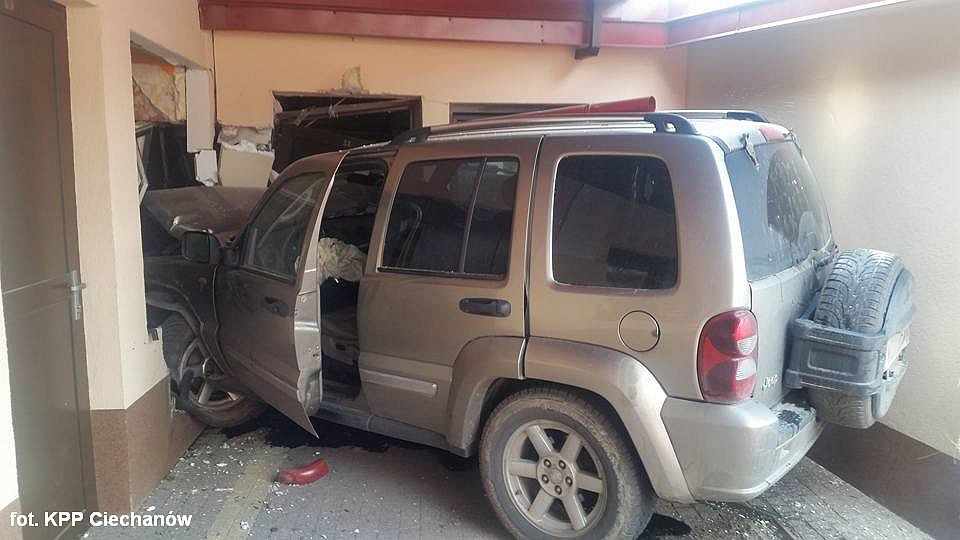 Wypadek na Ściegiennego: Uderzyła Jeepem w budynek plebanii
