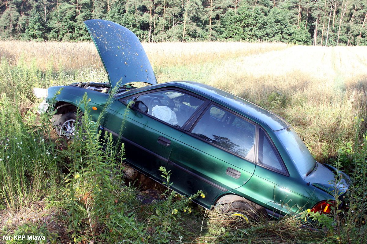 Opel uderzył w betonowy przepust. Dwie osoby ranne (zdjęcia)