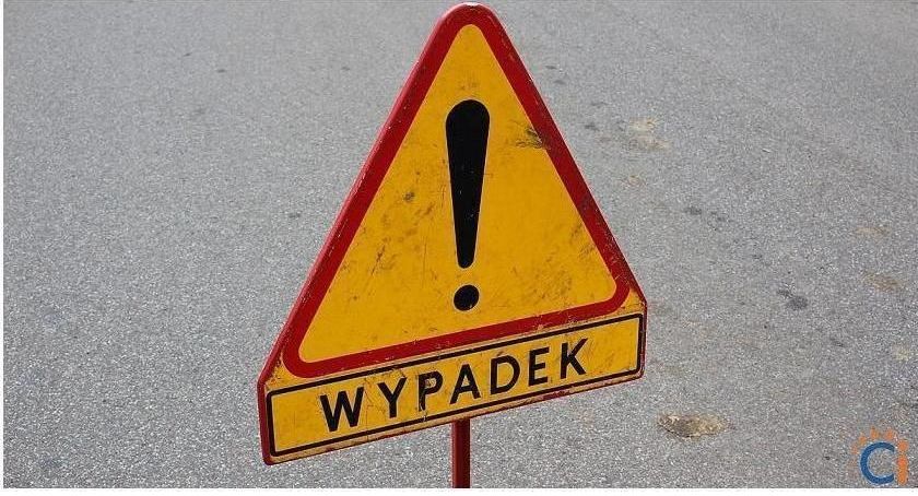 Golf dachował pod Ciechanowem. Poszkodowana kobieta w ciąży