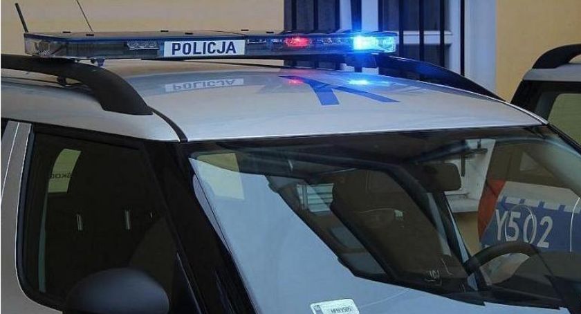 27-letni pirat drogowy uciekał przed policją i uszkodził radiowóz. Był poszukiwany