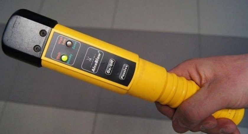 Pracownik miejskiej spółki uszkodził służbowy samochód. Policja: Był pod wpływem alkoholu