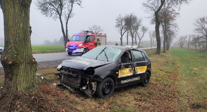 Volkswagen uderzył w drzewo i dachował [zdjęcia]