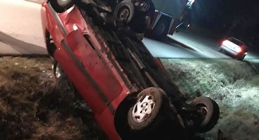 Dachowanie Peugeota w gminie Ojrzeń. Za kierownicą 21-latek [zdjęcia]