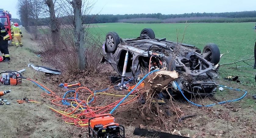 Opel wbił się w drzewo i dachował. Młody kierowca był uwięziony w pojeździe [zdjęcia]