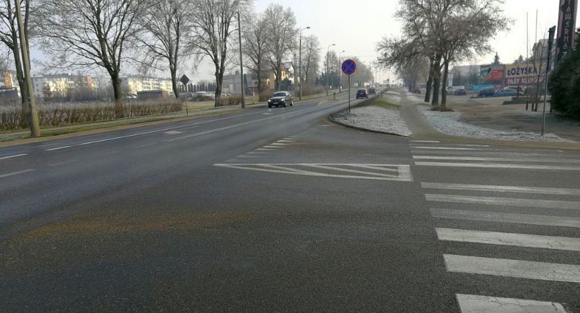 Korki i problemy z włączeniem się do ruchu na skrzyżowaniu w Ciechanowie. Powstanie sygnalizacja?