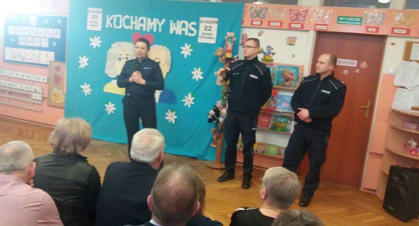 Ciechanowscy policjanci pamiętali o Dniu Babci i Dziadka