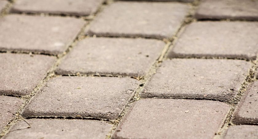 Uzupełnią oświetlenie i brakujący fragment chodnika?
