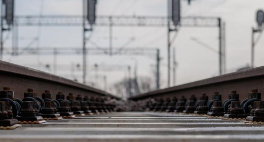 O krok od tragedii. Samochód z pijanym kierowcą w środku leżał na torach