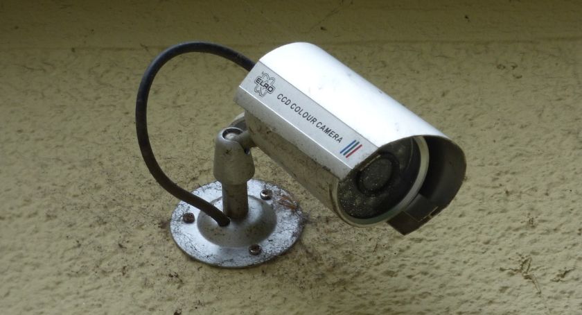 Nastolatek uszkodził samochód w centrum Ciechanowa. Zdarzenie zarejestrował monitoring