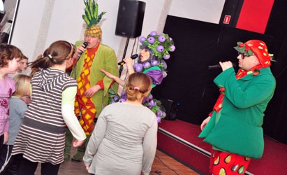 Roześmiane dzieci, wspólne śpiewanie, tańce - Fruktaki Show w COEK Studio