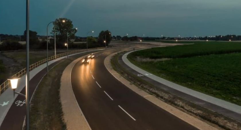 Radny wnioskuje o dodatkowe oznakowanie nowej drogi w Ciechanowie