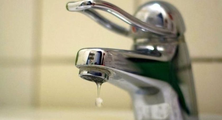 Awaria wodociągu w centrum Ciechanowa. ZWiK podstawia beczkowóz