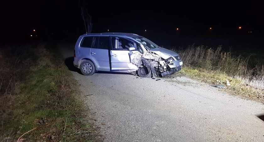 Chciała uniknąć zderzenia z rowerzystą, uderzyła w drzewo