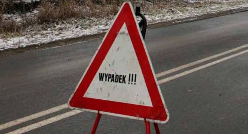 Peugeot dachował pod Ciechanowem. Kierowca oddalił się z miejsca zdarzenia
