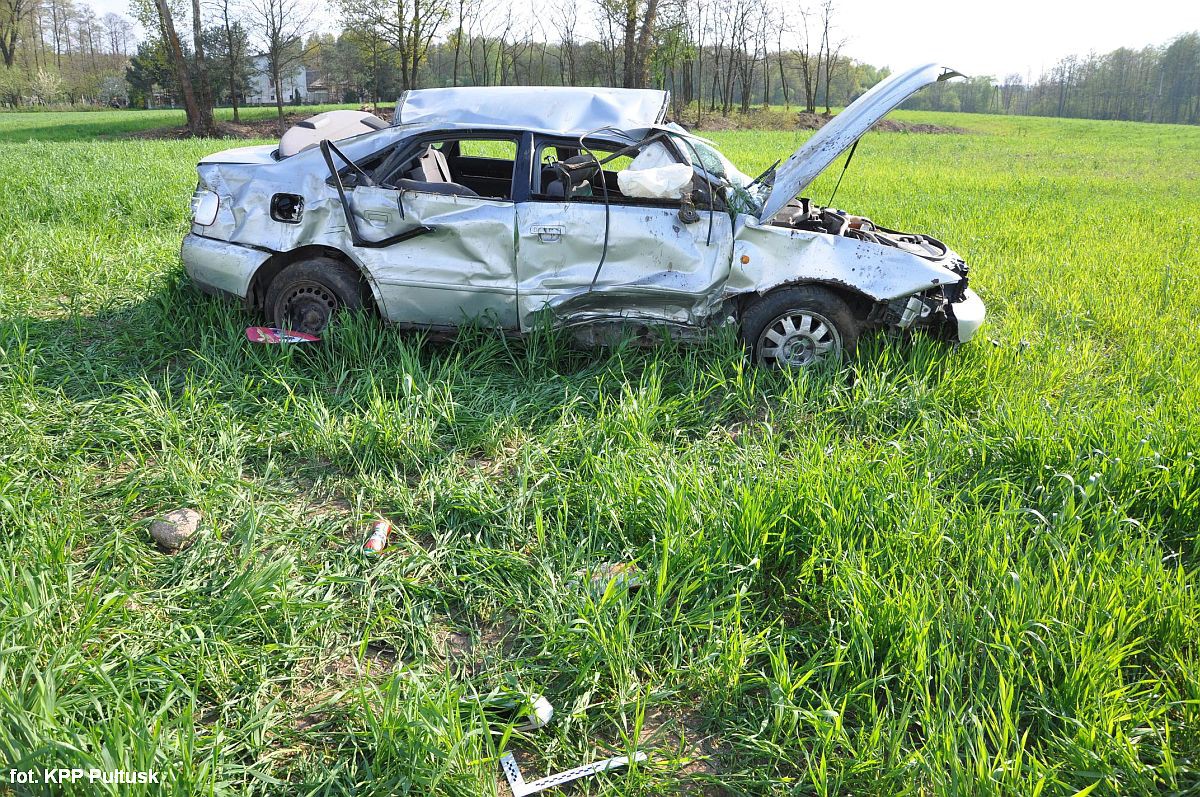 U sąsiadów: Audi uderzyło w betonowy przepust. Poszkodowanych pięciu młodych mężczyzn