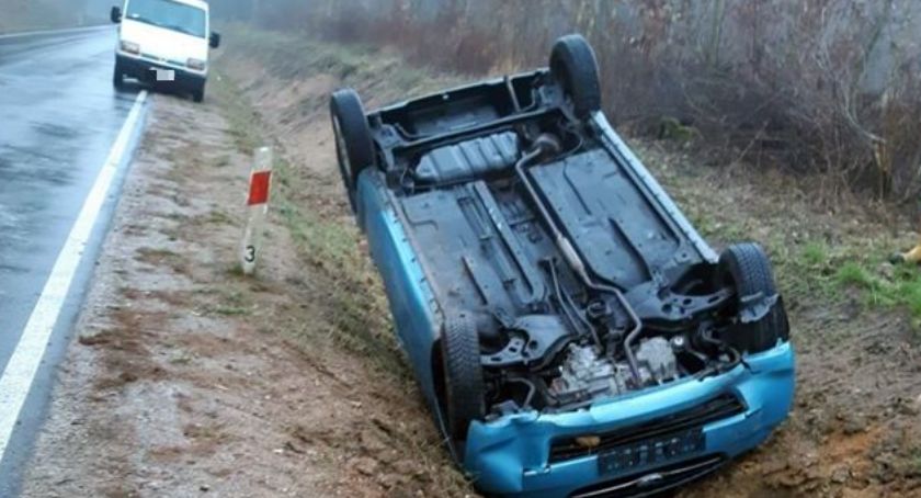 Dachowanie osobówki w przydrożnym rowie