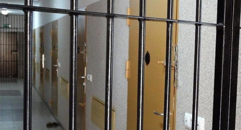 Ukrył narkotyki w lodówce. Grozi mu do 10 lat więzienia