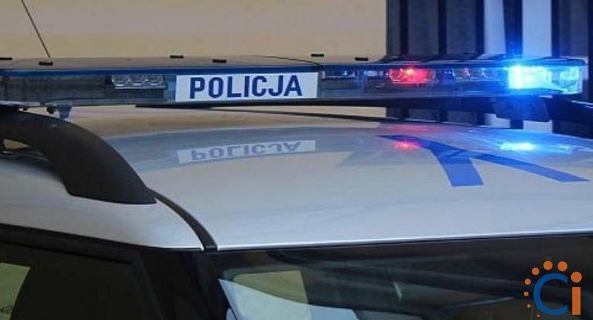 Daewoo uderzyło w ogrodzenie posesji. Kierowca na zakazie i po alkoholu