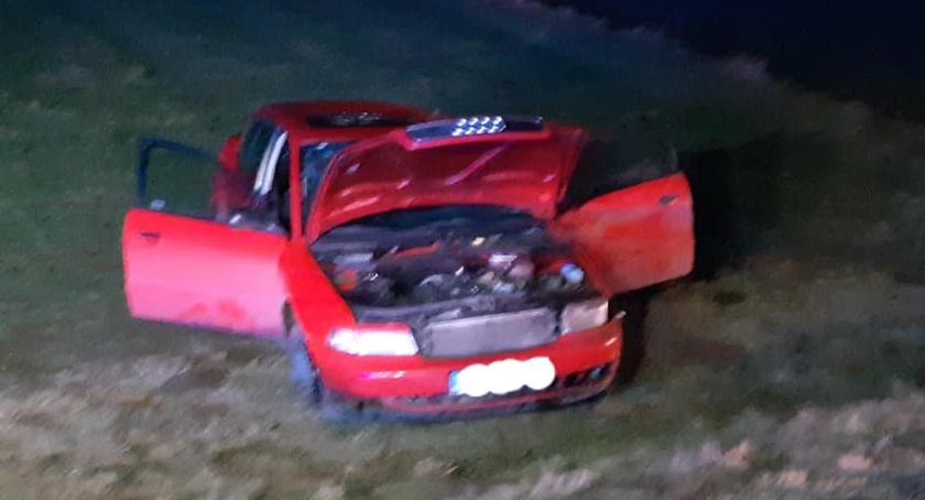 Dachowanie Audi. Młody kierowca jechał pod wpływem i na zakazie [zdjęcia]