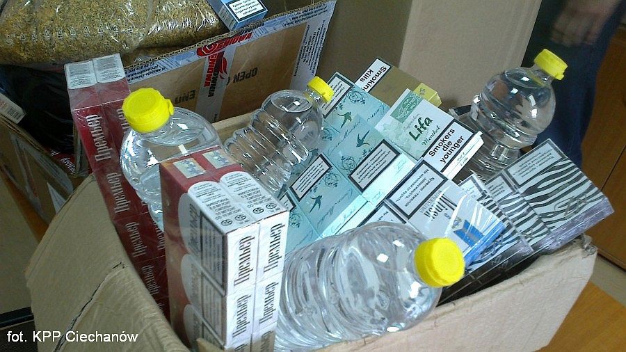 Nielegalne papierosy i alkohol na targowisku przy PKP