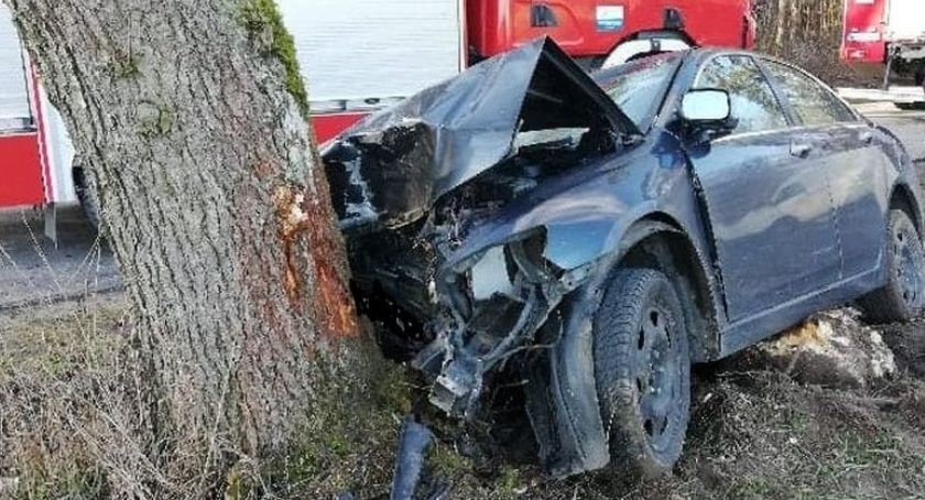 Wyprzedzała i uderzyła w drzewo