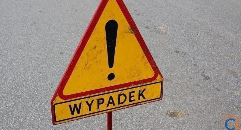 Audi uderzyło w słup i ogrodzenie w Ciechanowie