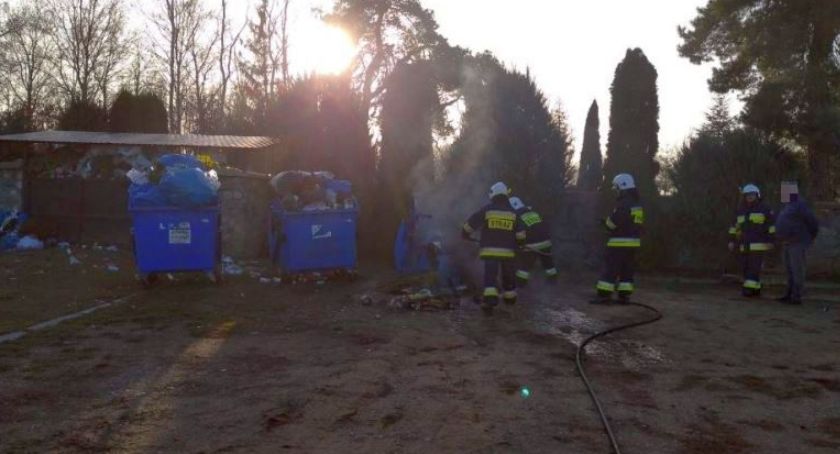 Pożar przy cmentarzu w gminie Sońsk [zdjęcia]