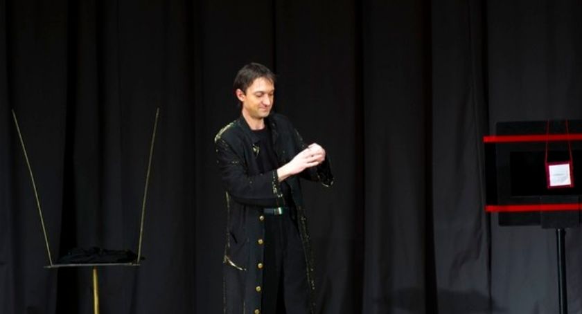 Magiczne Ferie z Czarodziejem. Pokaz i warsztaty iluzji w Ciechanowie